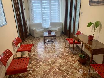 Stanza uso ufficio in studio condiviso