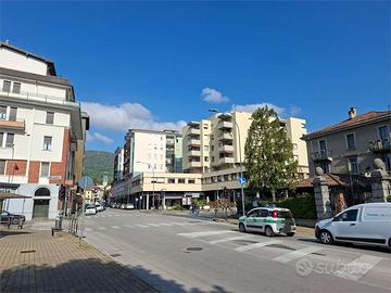 ERBA vendiamo ampio TRILOCALE con box e cantina