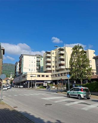 ERBA vendiamo ampio TRILOCALE con box e cantina