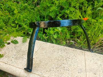 Tre piedi in ferro battuto, per pentola con fuoco.