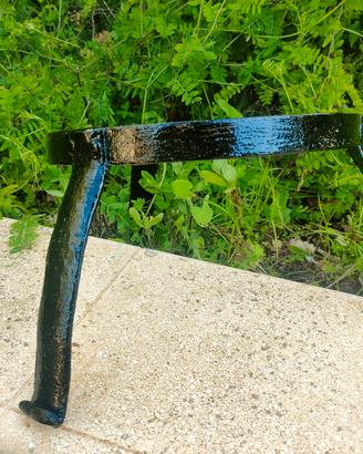 Tre piedi in ferro battuto, per pentola con fuoco.