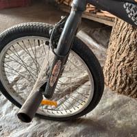 Bicicletta BMX frees grigio