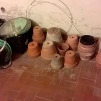 Vasi da fiori (e qualche attrezzo da giardinaggio)