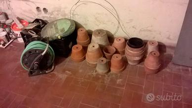 Vasi da fiori (e qualche attrezzo da giardinaggio)