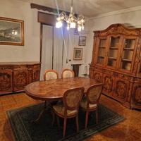 Sala da pranzo in noce e intarsiata