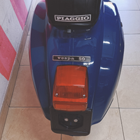 Vespa 50r bleu Marin