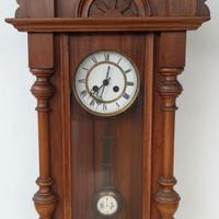 Antico orologio a pendolo da parete