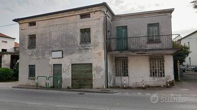 Casa indipendente di 283 m² con più di 5 locali a 