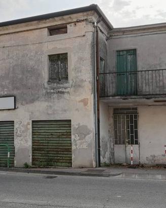 Casa indipendente di 283 m² con più di 5 locali a 