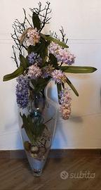 Vaso di vetro con composizione floreale 