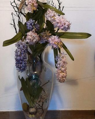 Vaso di vetro con composizione floreale 
