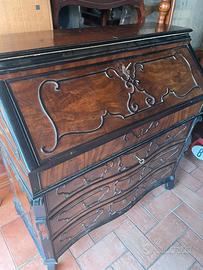 Cassettone ribalta lombardo XVIII