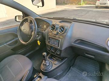 Auto Ford Fiesta serie 6 , 1400 diese , anno 2006
