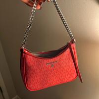 La borsa è rossa, nuova e in buone condizioni.