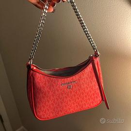 La borsa è rossa, nuova e in buone condizioni.