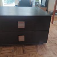 eleganti comodini in noce