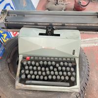 Macchina da scrivere antica Olivetti
