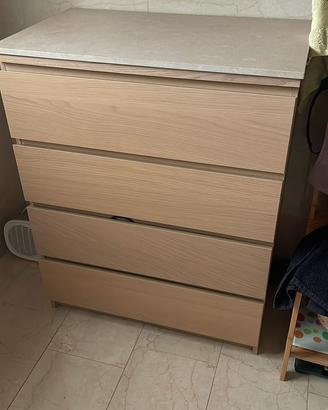 Cassettiera Malm con top in marmo
