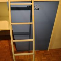 Letto a soppalco con scrivania e armadio.