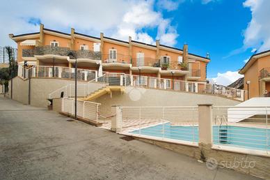 VILLA A SCHIERA A TORTORETO