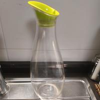 Caraffa trasparente moderna in plastica con tappo