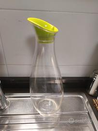 Caraffa trasparente moderna in plastica con tappo