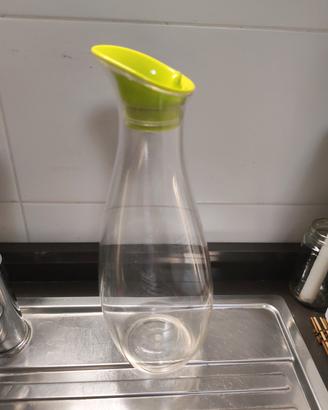 Caraffa trasparente moderna in plastica con tappo
