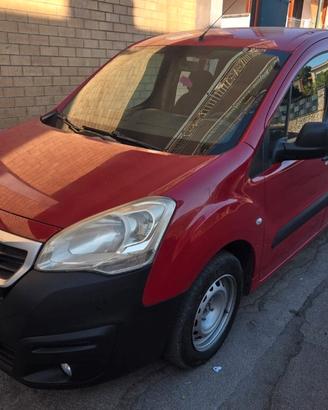 Splendido Peugeot partner 5 posti + baule grande