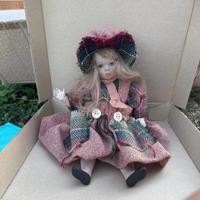 Bambola di porcellana da collezione