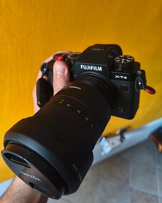 FUJI XT-4 con obiettivi e accessori 