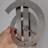 Originale orologio artigianale in acciaio