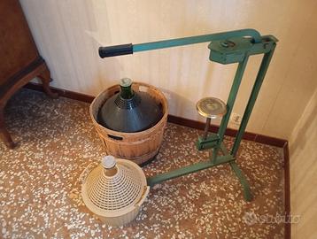 Damigiane, tappatrice e tappi