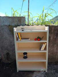 Scaffale in legno dipinto a mano