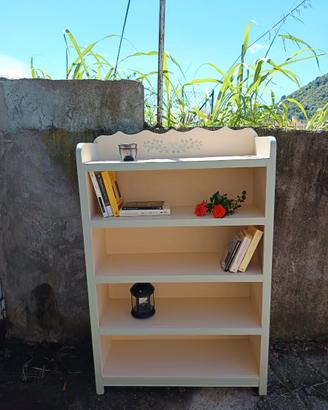 Scaffale in legno dipinto a mano