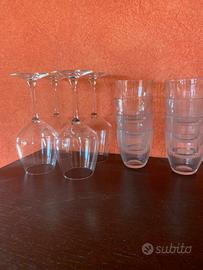 Set di quattro calici da vino e otto bicchieri