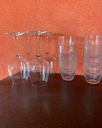 Set di quattro calici da vino e otto bicchieri