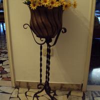 Portavaso in ferro battuto con vaso di rame