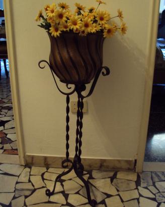 Portavaso in ferro battuto con vaso di rame