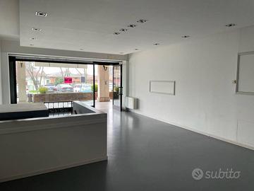 Ampio Locale Commerciale con Magazzino a Ponte San