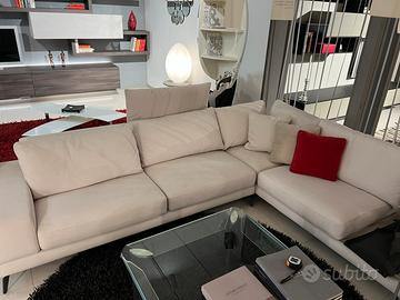 Divano angolare con tavolino