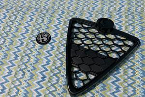 Scudo nido d’ape + Logo nero