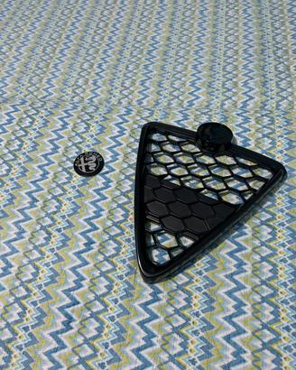 Scudo nido d’ape + Logo nero