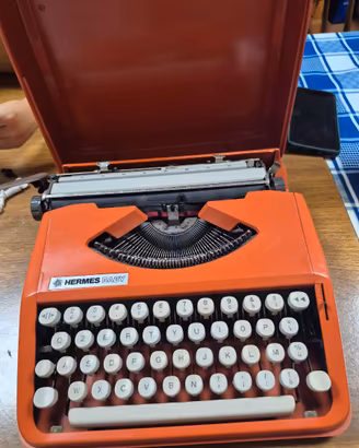 Macchina da scrivere Olivetti Hermes Baby
