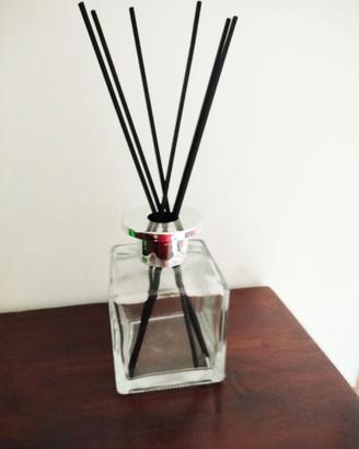 Contenitore in vetro con stecche per fragranze