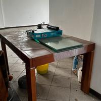 Tavolo con sedie e vetrina soggiorno