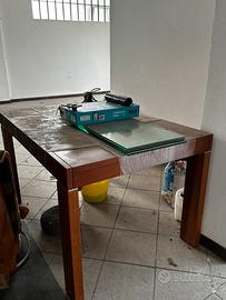 Tavolo con sedie e vetrina soggiorno