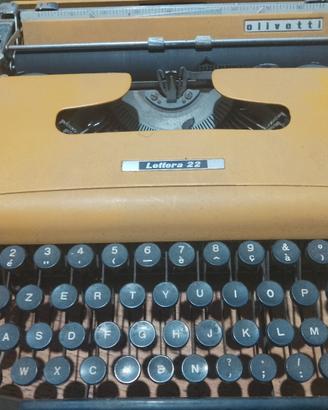 Macchina Olivetti lettera 22