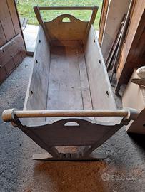 Antica culla a dondolo