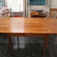Tavolo in legno chiaro  con sedie