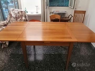 Tavolo in legno chiaro  con sedie